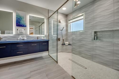 251 Key West Court - Luxurious Beachfront Home with Pool - image 2