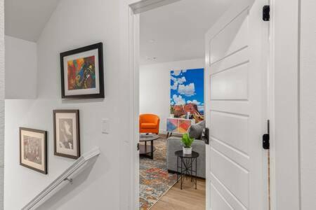 The OKeeffe-2nd Floor Boutique Hotel Suite in Bentonville, USA