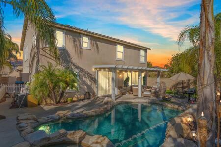 Minutes to Wineries Outdoor Oasis Pool Table in Murrieta, USA