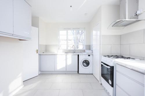 3 Bedroom King's College Denmark Hill Flat, London (photo 2)