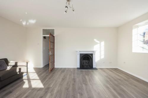 3 Bedroom King's College Denmark Hill Flat, London (photo 5)