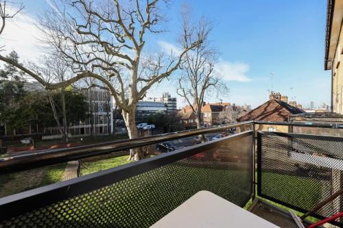 3 Bedroom King's College Denmark Hill Flat, London (photo 9)