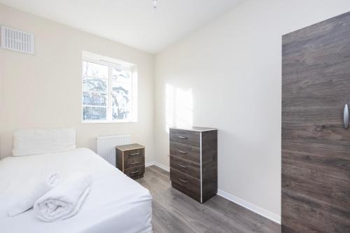 3 Bedroom King's College Denmark Hill Flat, London (photo 10)