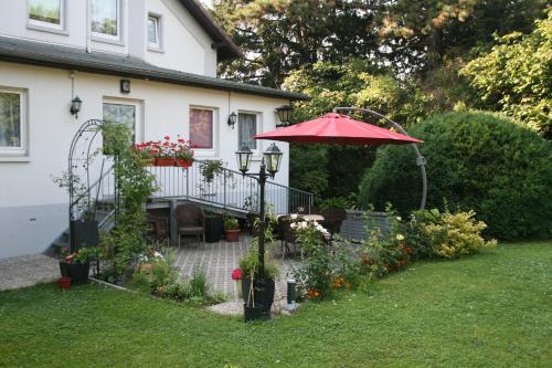 สวน, เฟรีนโวนุง อัม คูร์พาร์ค (Ferienwohnung am Kurpark) in บาด นีนดอร์ฟ