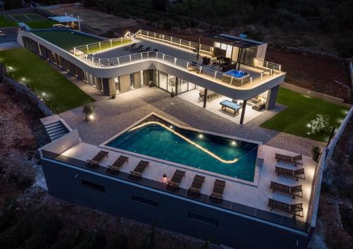 NEW! Luxury Villa Madre with 5 en-suite bedrooms, heated 72sqm Mineral pool, Whirlpool, outdoor Gym,