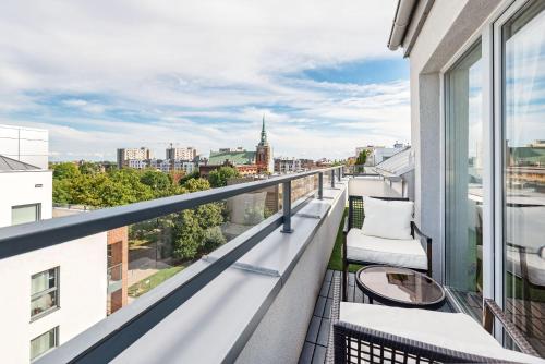 Varanda/terraço, Angielska Grobla by Q4Apartments in Long Gardens