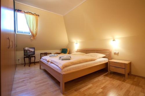 2 bedrooms, 4 beds