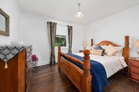 The Baker's Cottage in the Heart of Richmond Sleeps 6