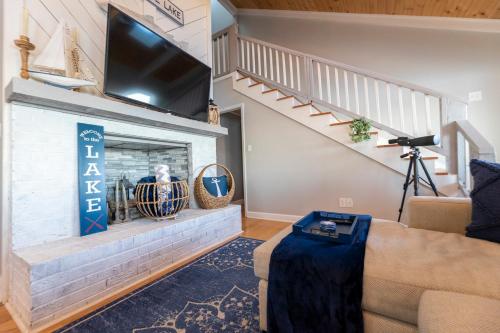 Grand Lake Escape: Serenity Meets Space in Talladega, USA