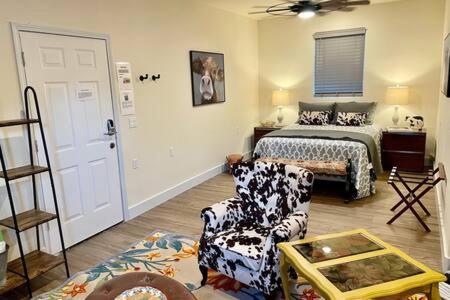 Crazy Cow Private HOT TUB BBQ Sleeps 2 in Ahwahnee (CA)