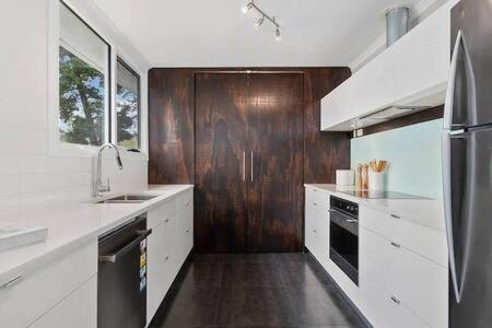 Hidden Bay Retreat-5 Bed- 15min to Hobart in Blackmans Öböl