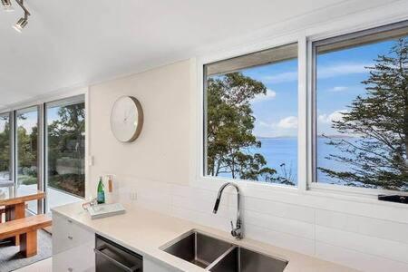 Hidden Bay Retreat-5 Bed- 15min to Hobart in Blackmans Öböl