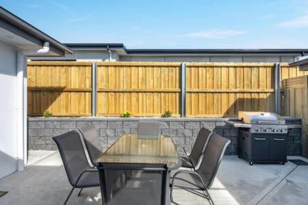 New Mod Home 2 bed bath Home 12km to CBD Airport in Lauderdale