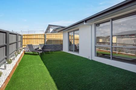 New Mod Home 2 bed bath Home 12km to CBD Airport in Lauderdale