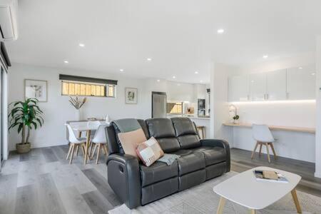 New Mod Home 2 bed bath Home 12km to CBD Airport in Lauderdale