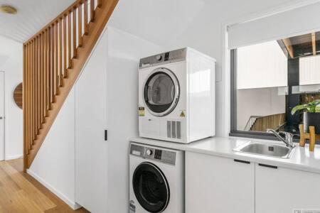 Mountain View Villa-close to shops-10min to CBD