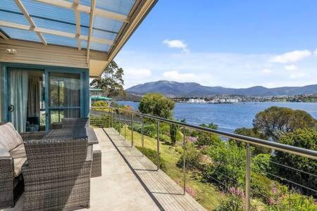 The Bay Waterfront home 10 min to CBD Sleeps 9 - Lindisfarne