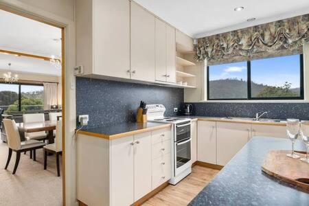 The Bay Waterfront home 10 min to CBD Sleeps 9