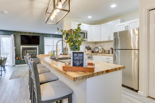 East Stroudsburg Townhouse Less Than 1 Mi to Ski Area! in East Stroudsburg, USA