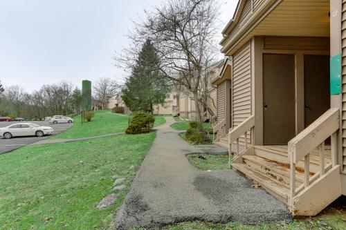 East Stroudsburg Townhouse Less Than 1 Mi to Ski Area!