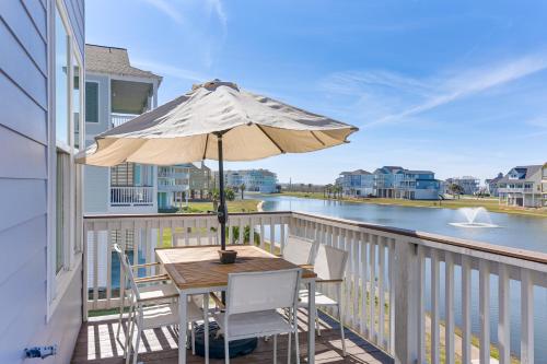 Galveston Home with Decks and Views, Walk to Beaches!