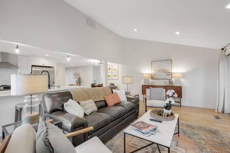 City View Foothills Home near Veterán Emlékpark