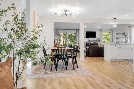 City View Foothills Home near Veterán Emlékpark