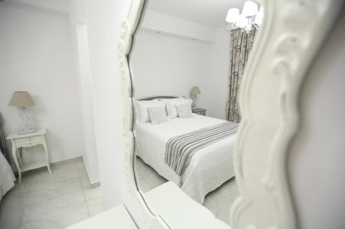 The White Suites – Adamantas