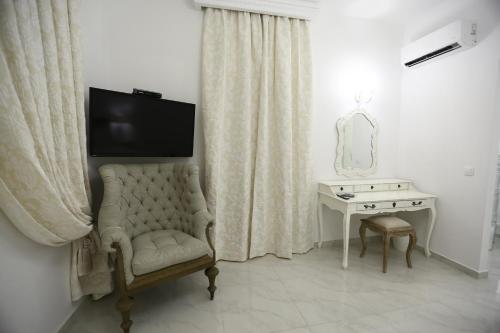 The White Suites – Adamantas