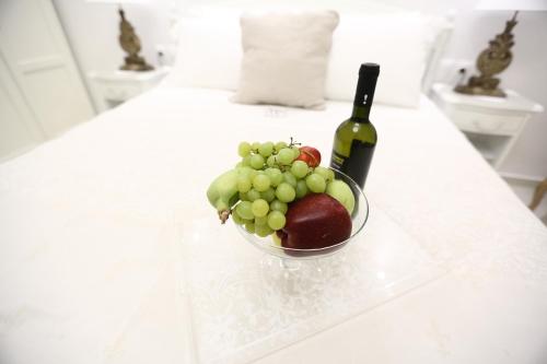 The White Suites – Adamantas