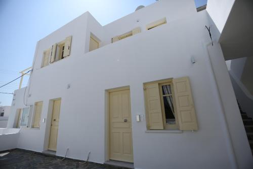 The White Suites – Adamantas
