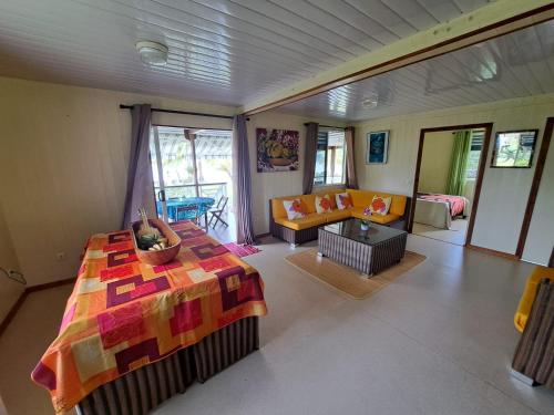 Fare Mama Rota - au bord de l'ocean in Raiatea