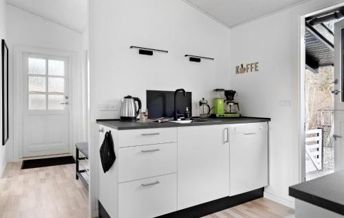 ห้องครัว, Beautiful Home In Dronningmølle in ดรอนนิงเมิลเลอ
