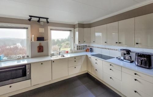 virtuve, Gorgeous Home In Sveio With House Sea View in Sveio
