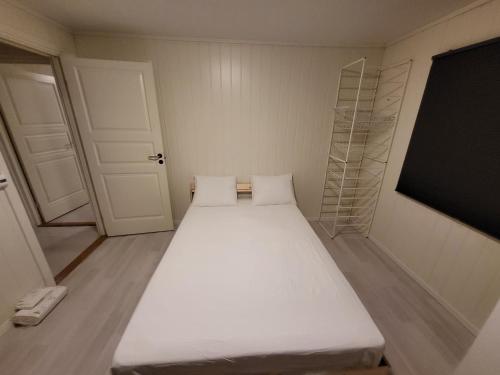 6 Bedrooms, 14 Guest Apartment in Kjeller Lillestrøm - Good proximity to OSLOMET and Lillestrøm Train Station - Lillestrøm