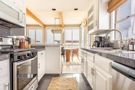 Ocean View 3 bedroom Manhattan Beach Parking in Manhattan Beach, USA