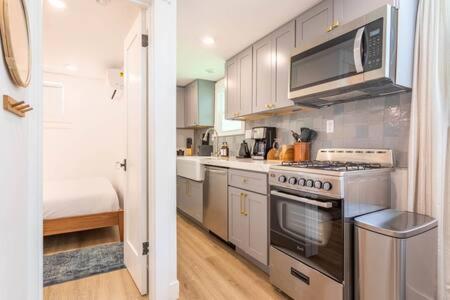 Calm Coastal Retreat for 2 New 1Bd Manhattan Beach in Manhattan Beach, USA