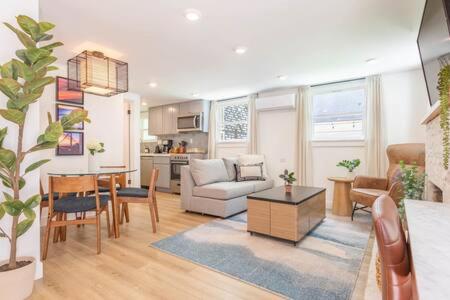 Calm Coastal Retreat for 2 New 1Bd Manhattan Beach in Manhattan Beach, USA