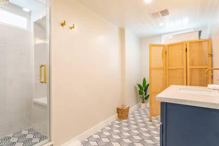 Calm Coastal Retreat for 2 New 1Bd Manhattan Beach in Manhattan Beach, USA