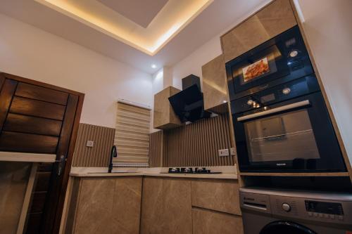 köök, Big chill stays (luxe suits) in Ida Legon