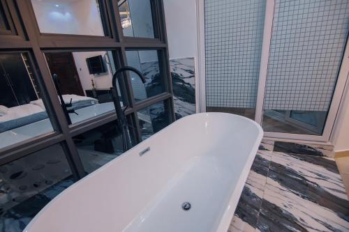 Seadmed, Big chill stays (luxe suits) in Ida Legon