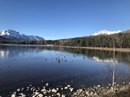 Le Rocher des Ducs, vue sur montagne avec parking voiture et motos