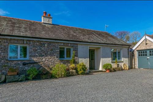 Two Acres- Spacious, delightful, pet free bungalow, Levens