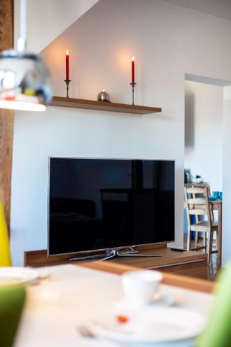 Doppelhaus- Villa Leipzig Schleußig , moderner Altbau Apartment Dachetage mit 2 Schlafzimmern und separatem Zusatzzimmer , Parkplatz - Balkon - Kamin - Eicheparkett - Arbeitsplatz, Leipzig (Foto 7)