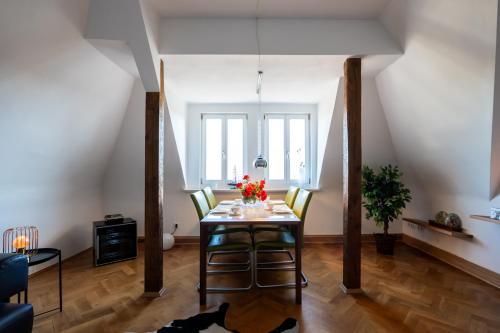 Doppelhaus- Villa Leipzig Schleußig , moderner Altbau Apartment Dachetage mit 2 Schlafzimmern und separatem Zusatzzimmer , Parkplatz - Balkon - Kamin - Eicheparkett - Arbeitsplatz, Leipzig (Foto 3)
