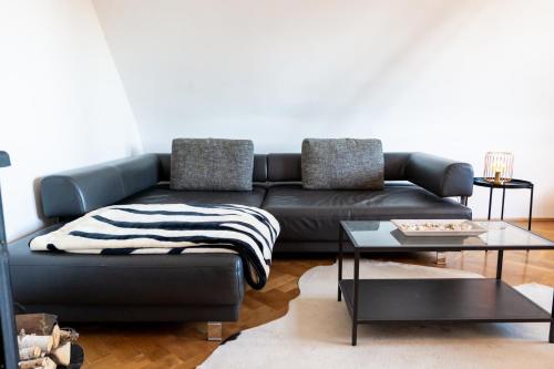 Doppelhaus- Villa Leipzig Schleußig , moderner Altbau Apartment Dachetage mit 2 Schlafzimmern und separatem Zusatzzimmer , Parkplatz - Balkon - Kamin - Eicheparkett - Arbeitsplatz, Leipzig (Foto 2)