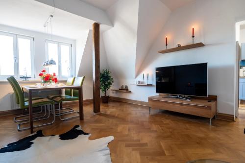Doppelhaus- Villa Leipzig Schleußig , moderner Altbau Apartment Dachetage mit 2 Schlafzimmern und separatem Zusatzzimmer , Parkplatz - Balkon - Kamin - Eicheparkett - Arbeitsplatz, Leipzig (Foto 8)
