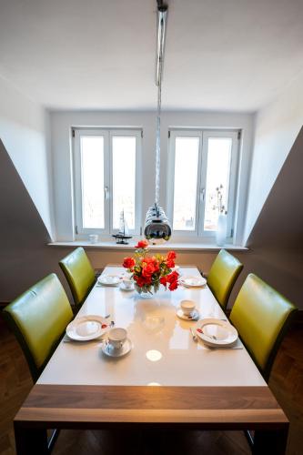 Doppelhaus- Villa Leipzig Schleußig , moderner Altbau Apartment Dachetage mit 2 Schlafzimmern und separatem Zusatzzimmer , Parkplatz - Balkon - Kamin - Eicheparkett - Arbeitsplatz, Leipzig (Foto 4)