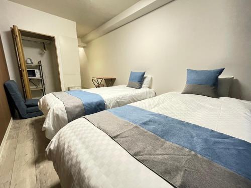 Standard Twin Room image 10
