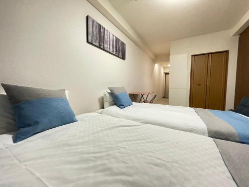 Standard Twin Room image 6